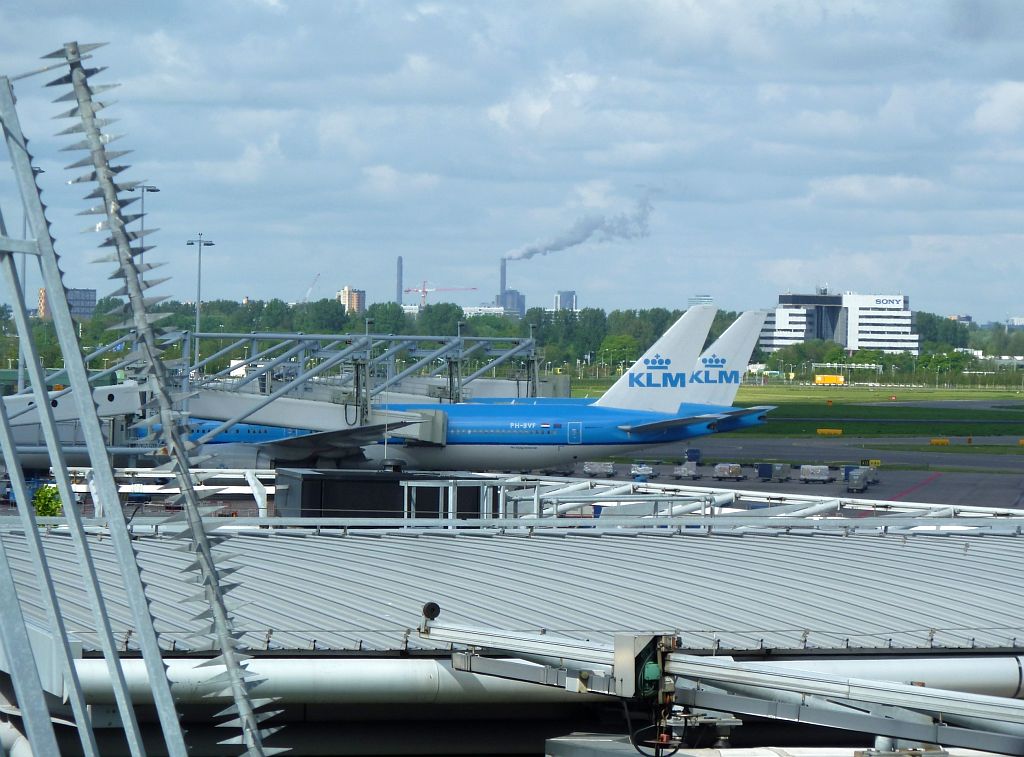 E-F Platform -  PH-BVF Boeing 777-306/ER - Amsterdam